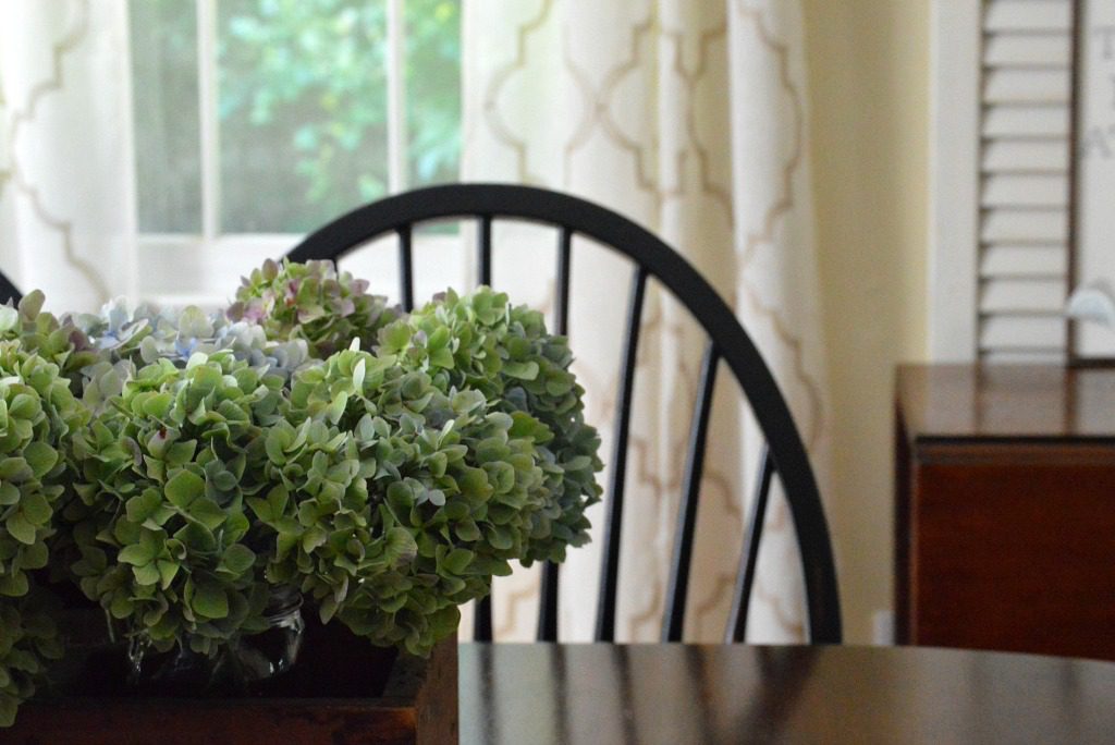 https://myfamilythyme.com/wp-content/uploads/2017/08/hydrangeas-in-dining-room-3.jpg