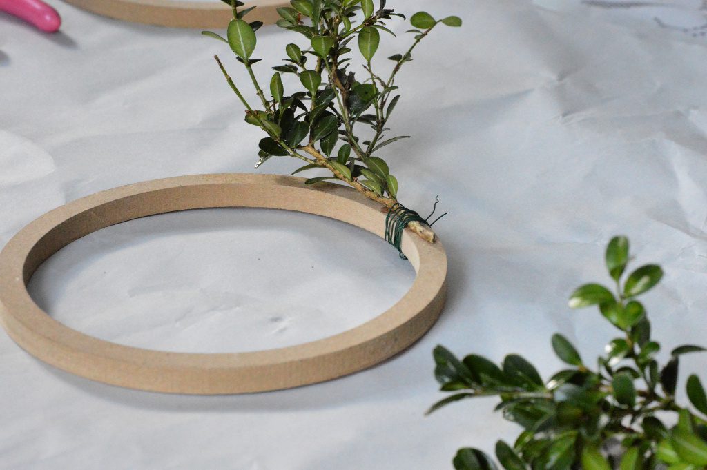 https://myfamilythyme.com/wp-content/uploads/2018/11/diy-boxwood-wreath-in-process.jpg