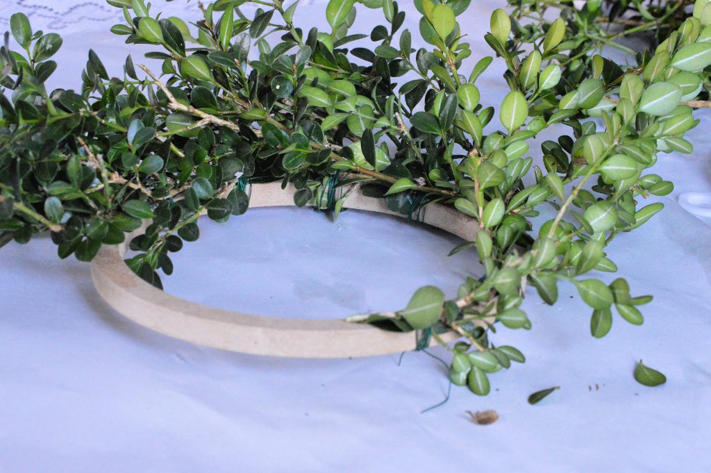 https://myfamilythyme.com/wp-content/uploads/2018/11/diy-boxwood-wreath-in-process-2.jpg