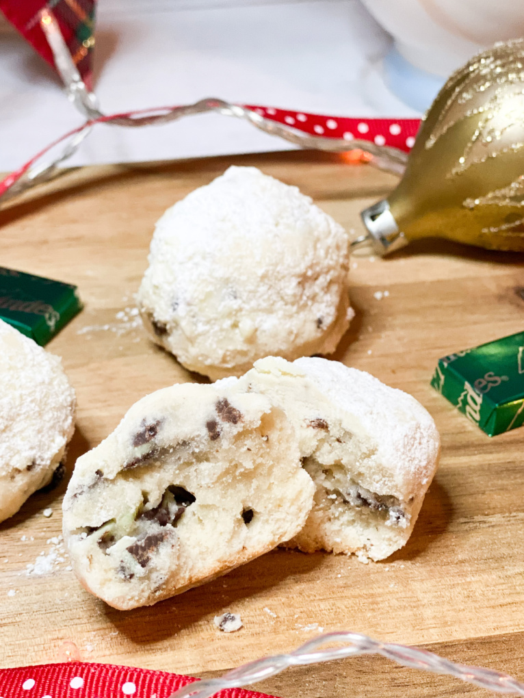 https://myfamilythyme.com/wp-content/uploads/2019/12/choc-mint-snowball-cookies-half.jpg