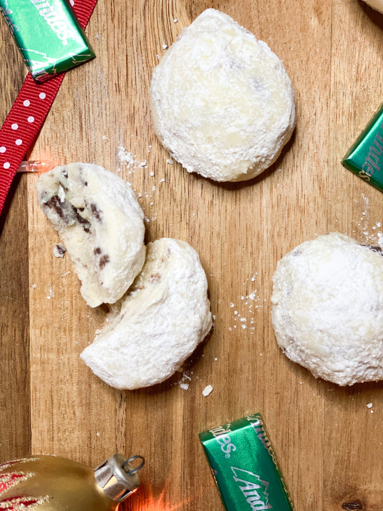 https://myfamilythyme.com/wp-content/uploads/2019/12/chocolate-mint-cookies-flatlay.jpg